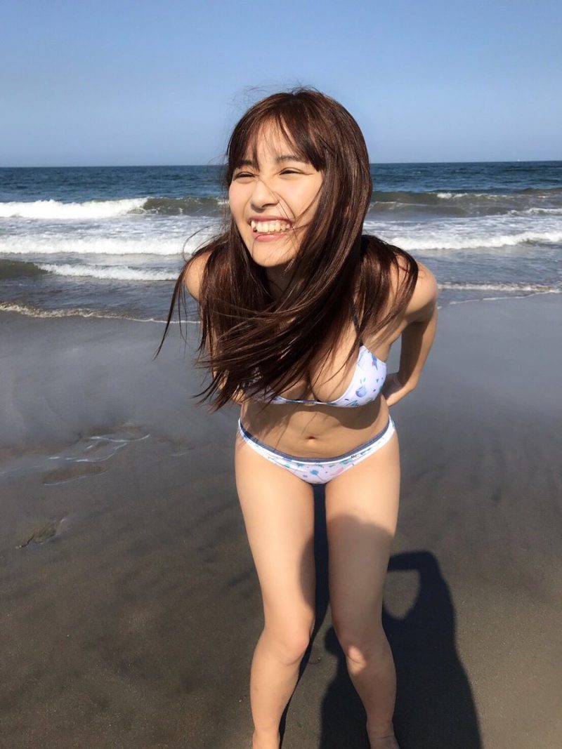 浅川梨奈(18)、凍えるビーチでのグラビア撮影にファン「あたためてあげたい」