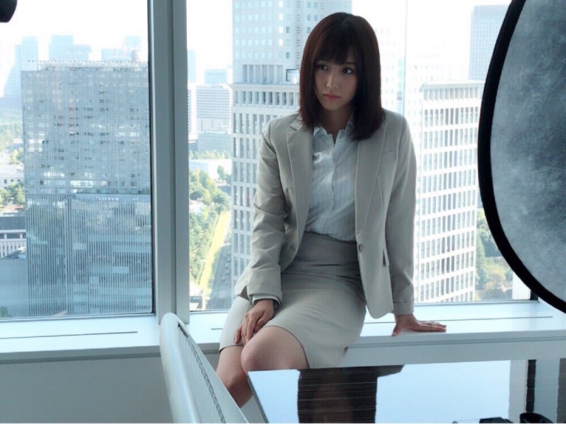 SKE48・鎌田菜月、OL風スーツ姿のグラビアに「似合いすぎ」の声