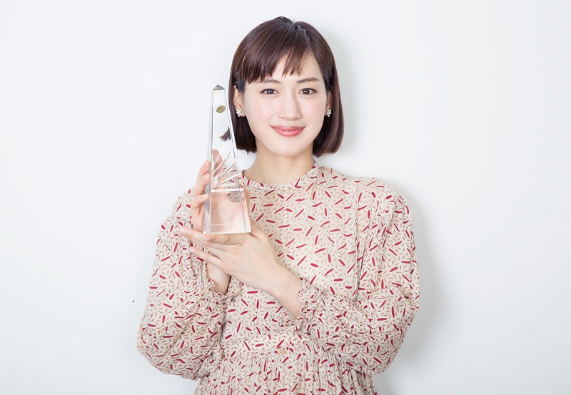 綾瀬はるかがドラマアカデミー賞で主演女優賞を受賞。「陸王」は三冠達成