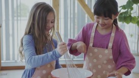 【胸熱検証動画】外国人と日本人の子どもが言葉の壁を越えてお菓子づくり