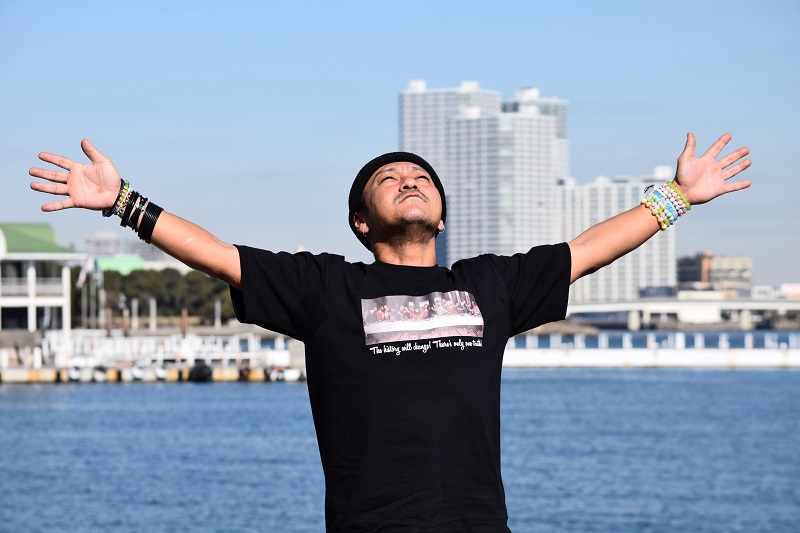 「人に左右されたら負け」スケートボードを愛する宗教家・友利晃太郎