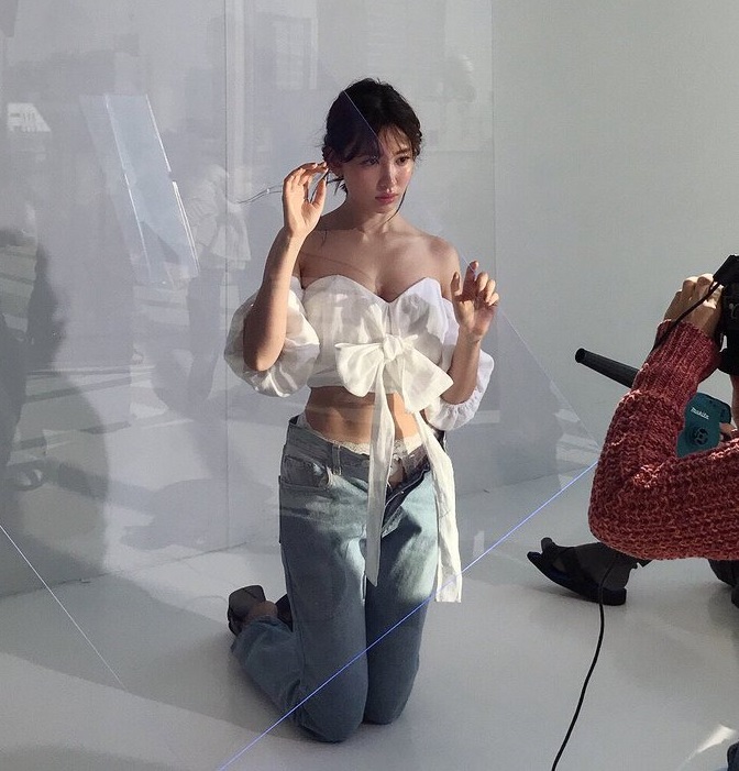 元AKB48・小嶋陽菜、ファッション誌の撮影で引き締まった美しいウエストを披露