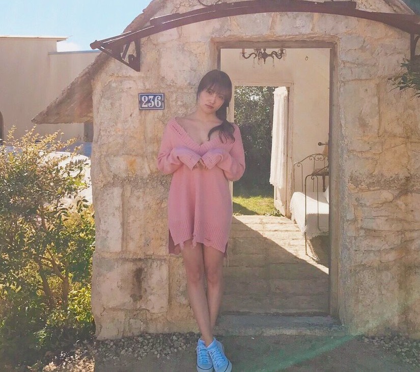AKB48・入山杏奈（22）、胸元ざっくりのセクシー衣装で魅了