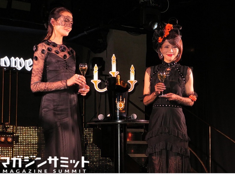 網タイツ美脚披露の釈由美子、富永愛とヴーヴ・クリコで乾杯「ママを忘れて大人のハロウィン」