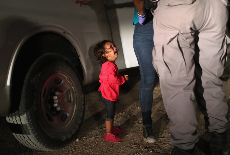 「今年の1枚」はアメリカ・メキシコ国境で泣く2歳の女の子…2018年の決定的瞬間を捉えた報道写真ギャラリー開催
