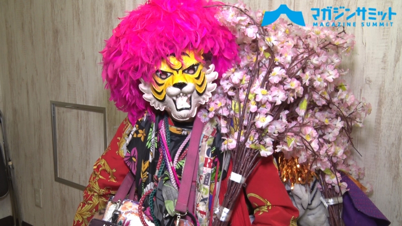 【独占動画】新宿で虎のお面に、ド派手な格好をしている謎の男“新宿タイガー”にインタビュー！！