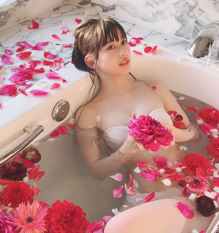 ミス週刊少年マガジン・岡田佑里乃（20）の美し過ぎるお風呂ショットにファンもうっとり