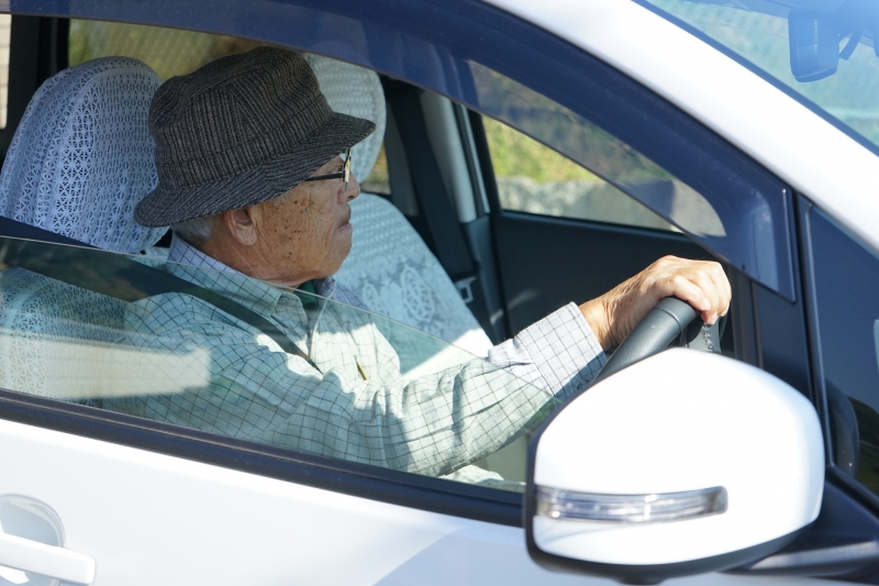高齢者ドライバーの7割以上が「自分の運転に自信アリ」交通事故の原因は過信？