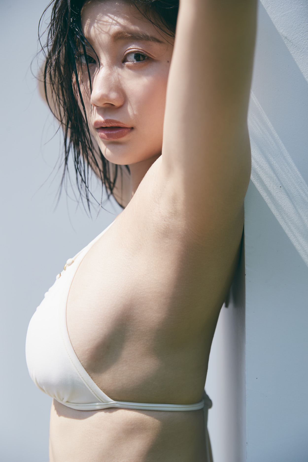 小倉優香、服を着ているのに水着よりセクシーな新境地！初の女性誌発デジタル写真集リリース