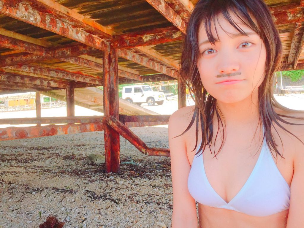 松永有紗 水着グラビア画像 松永有紗、胸元セクシー&口髭キュートショットに反響 | マガジンサミット