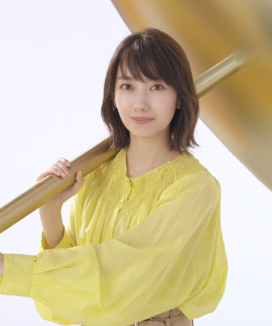 女優・波瑠がジキニンファーストシリーズ新CMに出演！巨大ハンマーを振り下ろす演技に注目！