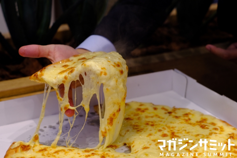 1キロの100％モッツァレラチーズを味わえる！ 「ニューヨーカー 1キロ ウルトラチーズ」試食会レポート