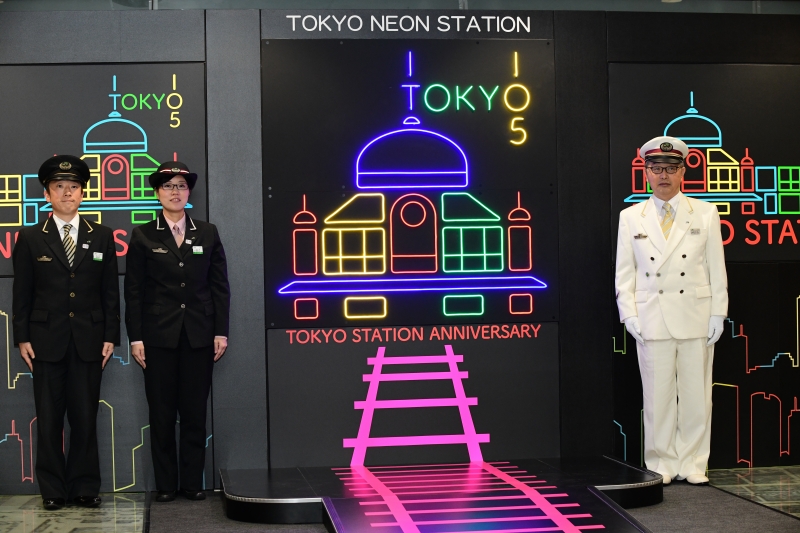 東京駅・銀の鈴広場にネオンのモニュメントが登場！新たな待ち合わせスポットにおすすめ
