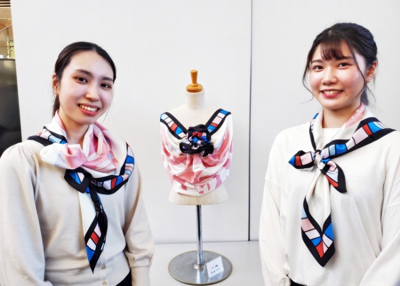 神奈川大学、日本航空の客室乗務員がデザイン協力した「オリジナル横濱スカーフ」を300枚限定で12月6日より発売