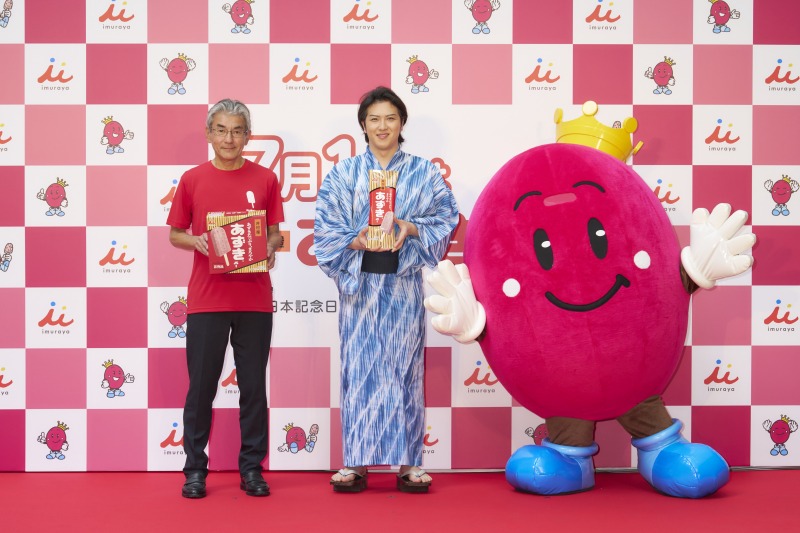 あずきバーのイメージキャラクター・尾上松也が登場！「あずきバー祭り2025」にてあずきバーをファンへ手渡し