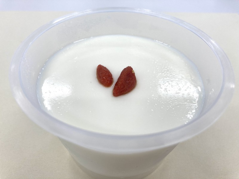 「成城石井自家製 とろり、とろける本格杏仁豆腐」431円(税込)